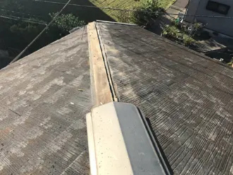 棟板金が飛散している様子